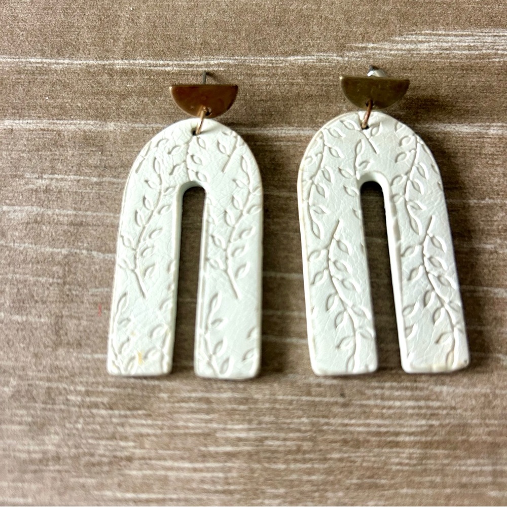 Elegant White Arch Wall Decor